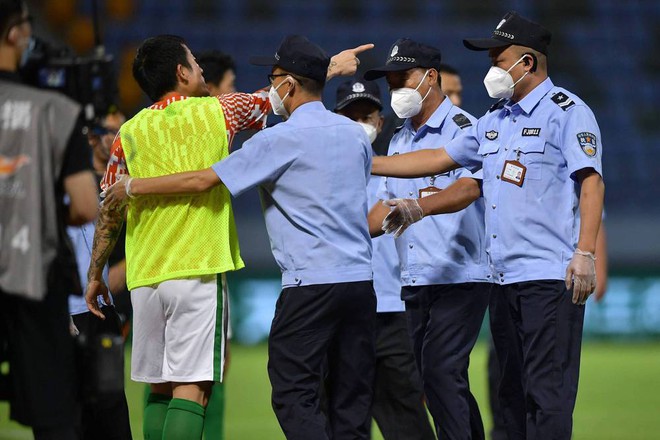 Trọng t&agrave;i Trung Quốc từng bắt trận của U23 Việt Nam bị tấn c&ocirc;ng sau ph&aacute;n quyết tranh c&atilde;i - Ảnh 4.