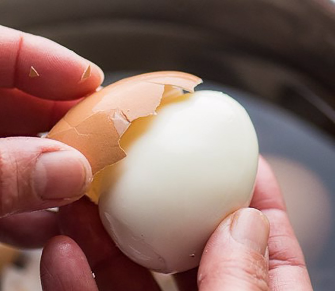 Đừng chỉ cho nước vào luộc trứng, hãy nhớ thêm 2 thứ và làm thêm 1 công đoạn thì lòng đỏ trứng mới mềm, vỏ trứng dễ bóc - Ảnh 4.