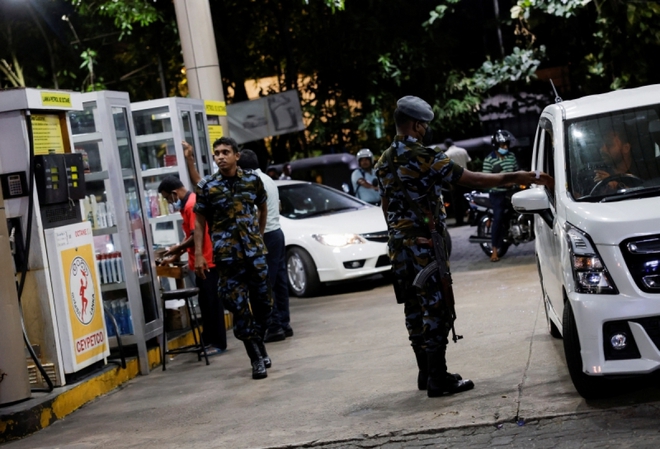 Sri Lanka không còn đủ nhiên liệu cho một ngày - Ảnh 1.