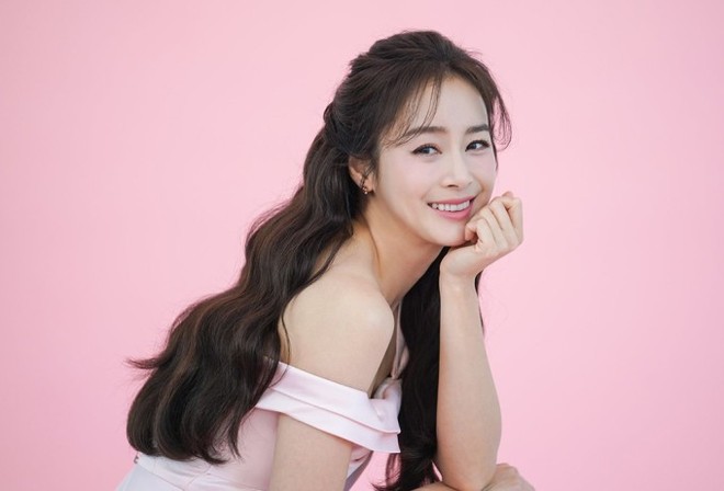 Kim Tae Hee gây ngỡ ngàng với sắc vóc thật ở tuổi 42 - Ảnh 2.