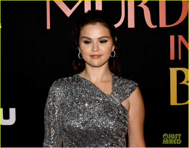 Selena Gomez diện đầm cut-out xẻ cao gợi cảm trong buổi ra mắt phim mới - Ảnh 3.