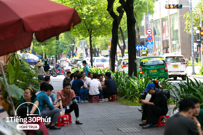 Dân văn phòng hạng sang tại Vincom và Saigon Centre giờ nghỉ trưa đội nắng la liệt ngoài vỉa hè dù công ty cách khu food court đỉnh nhất TP. HCM chỉ vài bước chân! - Ảnh 19.