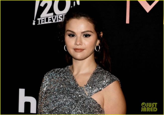 Selena Gomez diện đầm cut-out xẻ cao gợi cảm trong buổi ra mắt phim mới - Ảnh 6.
