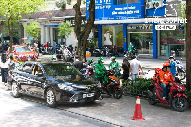 Dân văn phòng hạng sang tại Vincom và Saigon Centre giờ nghỉ trưa đội nắng la liệt ngoài vỉa hè dù công ty cách khu food court đỉnh nhất TP. HCM chỉ vài bước chân! - Ảnh 7.