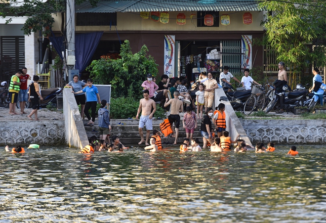 Hà Nội: Người dân bỏ tiền cải tạo ao làng ô nhiễm thành bể bơi miễn phí, cả xã rủ nhau đi tắm giải nhiệt  - Ảnh 3.