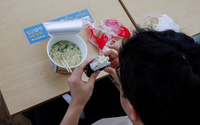 Dân văn phòng Hàn Quốc ăn trưa một mình do giá sinh hoạt tăng cao - Ảnh 1.