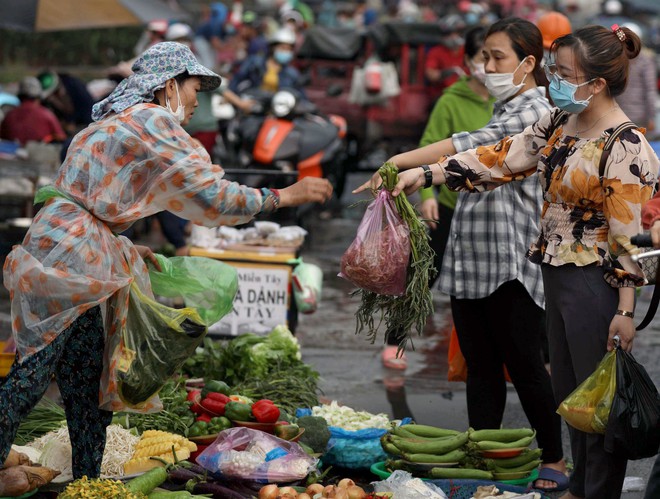 Bão giá đánh thẳng vào ví tiền chị em nội trợ: Người thắt lưng buộc bụng, kẻ quay cuồng làm thêm ngoài giờ - Ảnh 1.