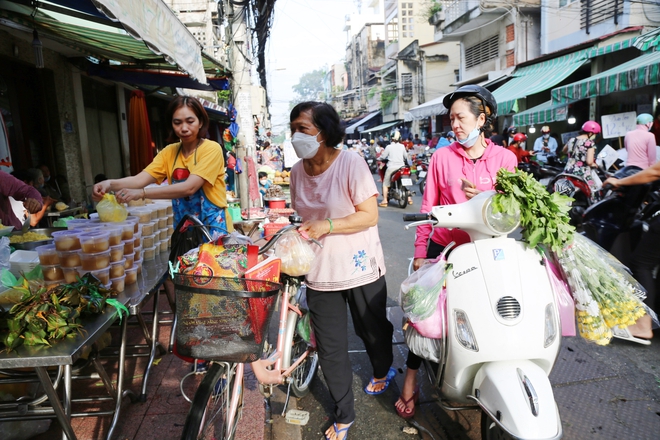 ẢNH: Người Sài Gòn tấp nập đi chợ Tết Đoan Ngọ, tiểu thương hào hứng vì đắt hàng: Một năm chỉ có một ngày - Ảnh 1.
