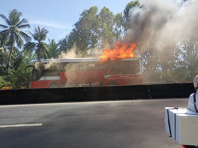Phú Yên: Xe khách cháy rụi khi đang chạy trên Quốc lộ 1 - Ảnh 1.