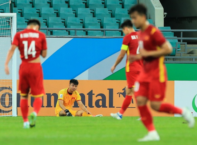 Thủ m&ocirc;n Văn Toản xin lỗi v&agrave; giải th&iacute;ch về sai lầm trước to&agrave;n đội U23 Việt Nam - Ảnh 1.