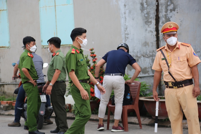 Bị cáo Lê Tùng Vân sức khỏe yếu, phải nhờ luật sư và người trong Tịnh thất Bồng Lai dìu vào phòng xử án - Ảnh 3.