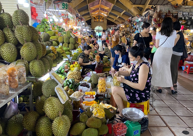 Chợ Bến Thành hồi sinh sau dịch Covid-19, du khách nước ngoài đã trở lại - Ảnh 16.