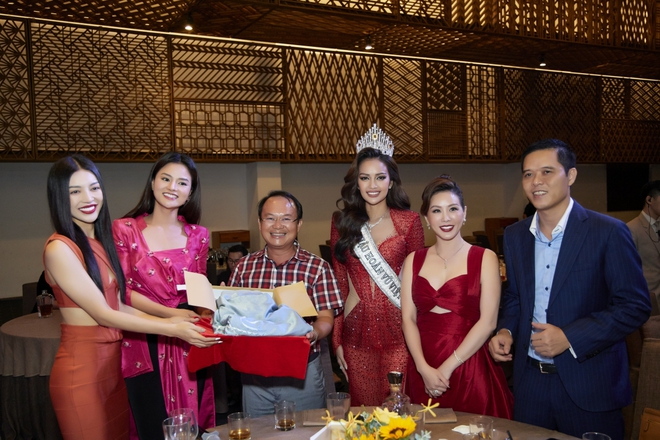 Top 3 Hoa hậu Hoàn vũ Việt Nam đấu giá từ thiện, quyên góp được hơn 2 tỷ đồng - Ảnh 2.