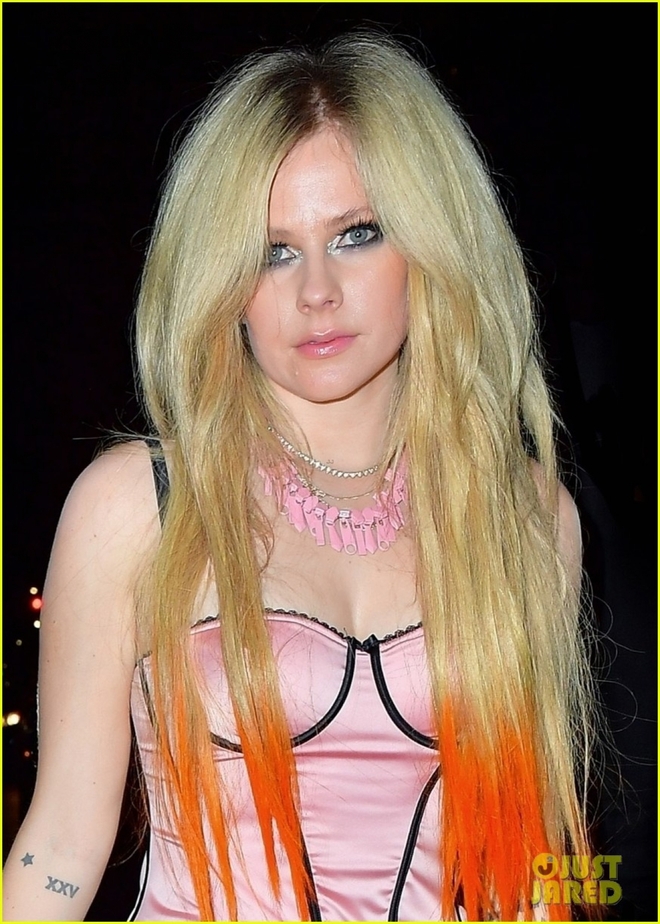 Ca sĩ Avril Lavigne gợi cảm đi dự tiệc cùng bạn trai tóc xanh - Ảnh 2.