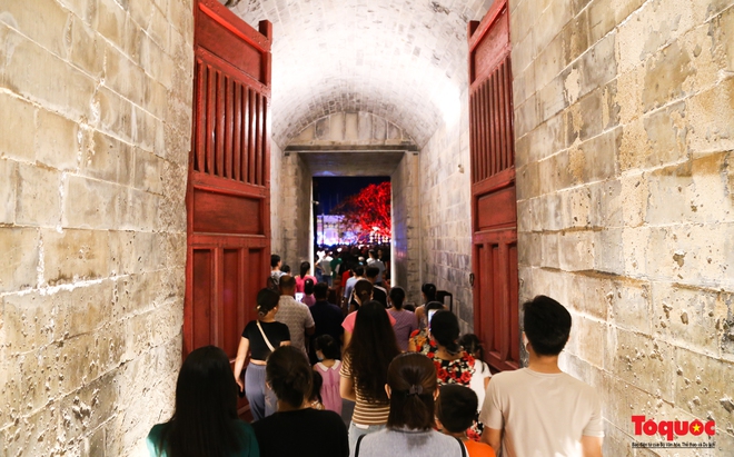 Du khách chen chân tham quan Đại Nội về đêm, xem chương trình nghệ thuật Hoàng Cung giao hòa - Ảnh 3.