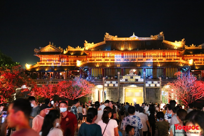 Du khách chen chân tham quan Đại Nội về đêm, xem chương trình nghệ thuật Hoàng Cung giao hòa - Ảnh 4.