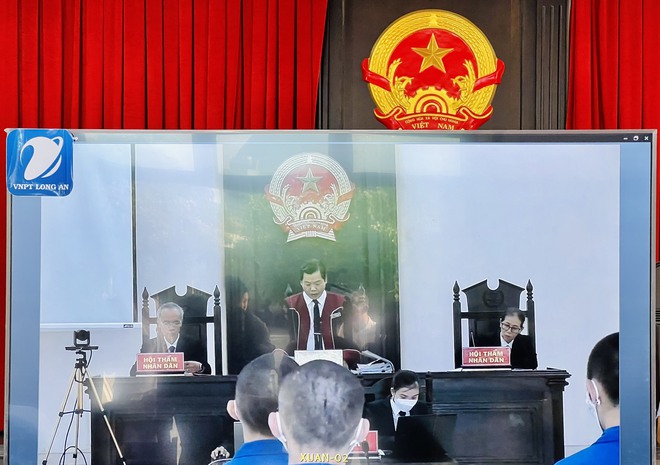 Bị cáo Lê Tùng Vân sức khỏe yếu, phải nhờ luật sư và người trong Tịnh thất Bồng Lai dìu vào phòng xử án - Ảnh 10.