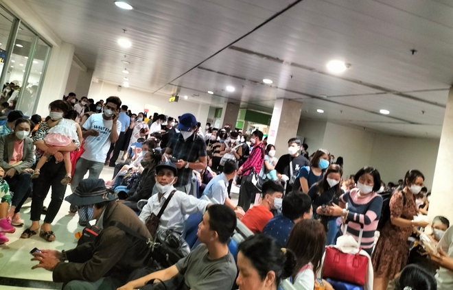 Ảnh, clip: Hàng loạt chuyến bay bị chậm giờ khởi hành, nghìn người ùn ứ tại sân bay Tân Sơn Nhất - Ảnh 6.