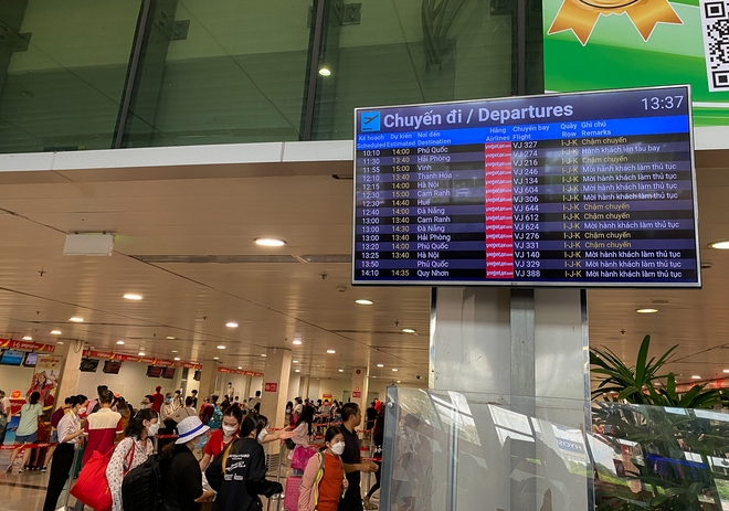 Ảnh, clip: Hàng loạt chuyến bay bị chậm giờ khởi hành, nghìn người ùn ứ tại sân bay Tân Sơn Nhất - Ảnh 12.