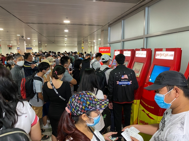 Ảnh, clip: Hàng loạt chuyến bay bị chậm giờ khởi hành, nghìn người ùn ứ tại sân bay Tân Sơn Nhất - Ảnh 3.