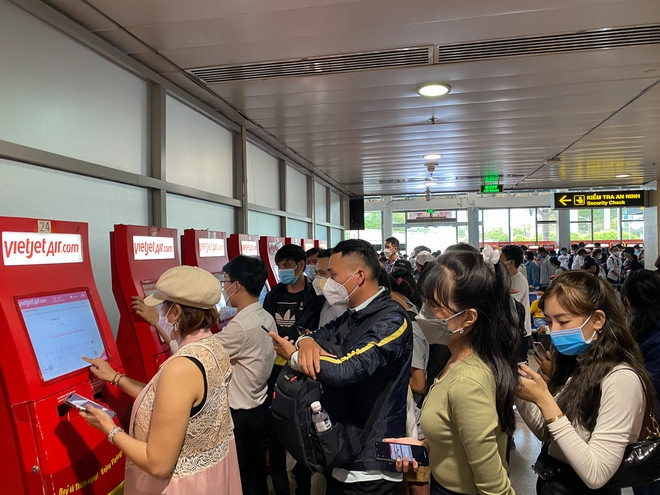 Ảnh, clip: Hàng loạt chuyến bay bị chậm giờ khởi hành, nghìn người ùn ứ tại sân bay Tân Sơn Nhất - Ảnh 16.