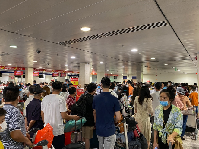 Ảnh, clip: Hàng loạt chuyến bay bị chậm giờ khởi hành, nghìn người ùn ứ tại sân bay Tân Sơn Nhất - Ảnh 15.