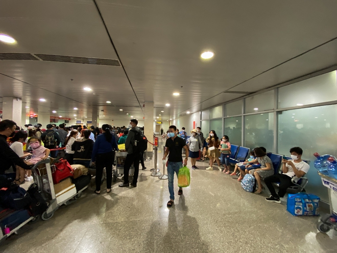 Ảnh, clip: Hàng loạt chuyến bay bị chậm giờ khởi hành, nghìn người ùn ứ tại sân bay Tân Sơn Nhất - Ảnh 9.