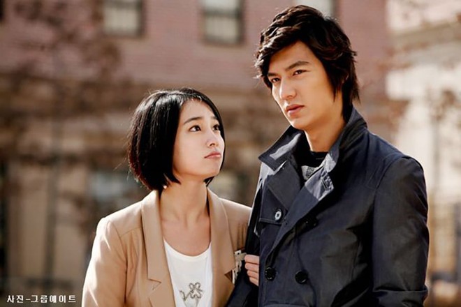 Hôn thê của Lee Min Ho ở Vườn Sao Băng: Tuổi 40 vẫn trẻ đẹp rạng ngời, viên mãn ăn đứt Nàng Cỏ - Ảnh 3.