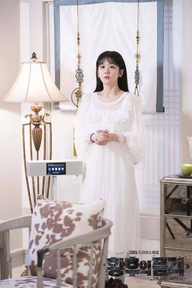 Jang Nara ở tuổi U40: Nhan sắc ma cà rồng gây sốc, mặc đẹp từ trong phim ra ngoài đời - Ảnh 7.