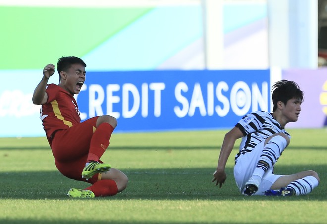 Tiền vệ Lý Công Hoàng Anh liên tiếp bị cầu thủ U23 Hàn Quốc phạm lỗi quyết liệt - Ảnh 5.