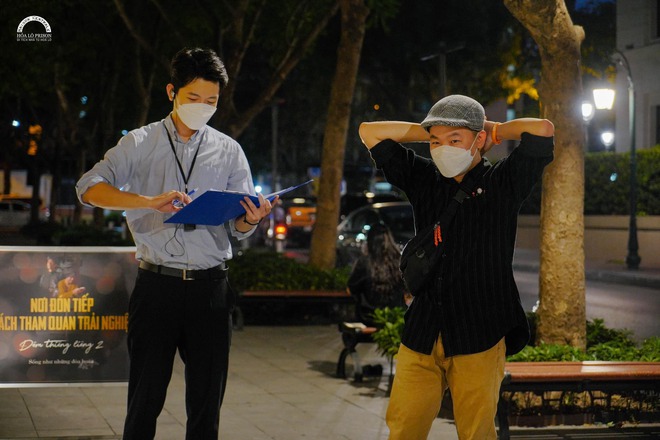 Chàng trai gây sốt tại tour đêm Nhà tù Hỏa Lò: &quot;Chỉ sợ mọi người nhìn mình lúc bỏ khẩu trang ra lại bất ngờ&quot; - Ảnh 3.