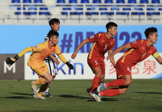 Thanh Bình thi đấu lăn xả sau khi khỏi bệnh, thủ môn Văn Chuẩn lấy cả thân mình cứu bóng - Ảnh 7.