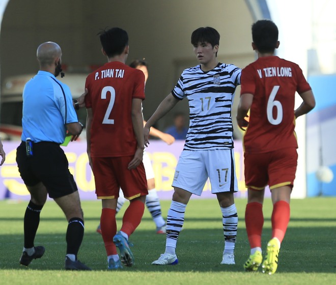 Tiền vệ Lý Công Hoàng Anh liên tiếp bị cầu thủ U23 Hàn Quốc phạm lỗi quyết liệt - Ảnh 6.