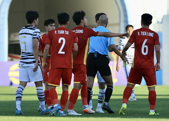 Tiền vệ Lý Công Hoàng Anh liên tiếp bị cầu thủ U23 Hàn Quốc phạm lỗi quyết liệt - Ảnh 7.