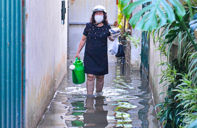 Hà Nội: Một tuần sau mưa lớn, cuộc sống hàng trăm người dân trong ốc đảo quận Tây Hồ vẫn đảo lộn do ngập sâu - Ảnh 6.