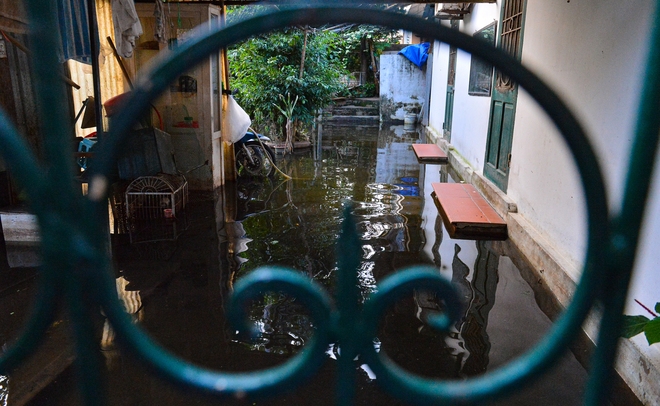 Hà Nội: Một tuần sau mưa lớn, cuộc sống hàng trăm người dân trong ốc đảo quận Tây Hồ vẫn đảo lộn do ngập sâu - Ảnh 5.