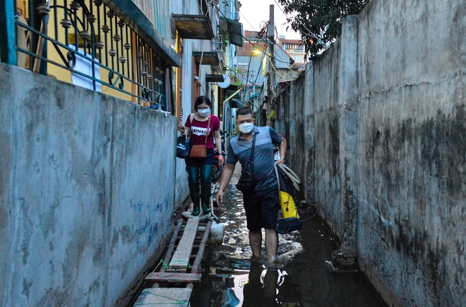 Hà Nội: Một tuần sau mưa lớn, cuộc sống hàng trăm người dân trong ốc đảo quận Tây Hồ vẫn đảo lộn do ngập sâu - Ảnh 11.
