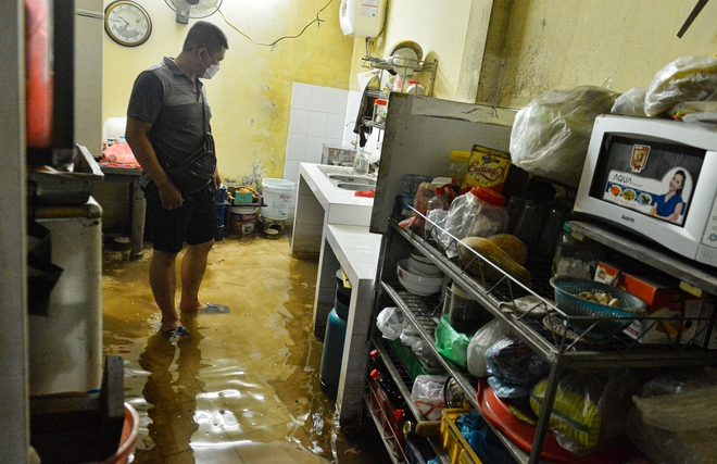  Hà Nội: Một tuần sau mưa lớn, cuộc sống của hàng trăm người dân ở quận Tây Hồ vẫn đảo lộn do ngập sâu - Ảnh 14.