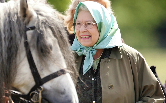 The secret of the Queen of England's unbeatable beautiful skin: Protected by the makeup formula that women easily ignore! - Photo 3.