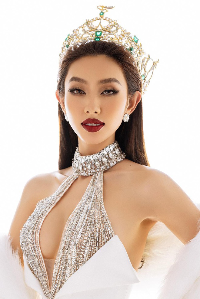 Thuỳ Ti&ecirc;n diện thiết kế kho&eacute;t v&ograve;ng 1 n&oacute;ng bỏng trong bộ ảnh kỷ niệm 6 th&aacute;ng đăng quang Miss Grand - Ảnh 2.