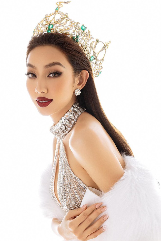 Thuỳ Ti&ecirc;n diện thiết kế kho&eacute;t v&ograve;ng 1 n&oacute;ng bỏng trong bộ ảnh kỷ niệm 6 th&aacute;ng đăng quang Miss Grand - Ảnh 3.