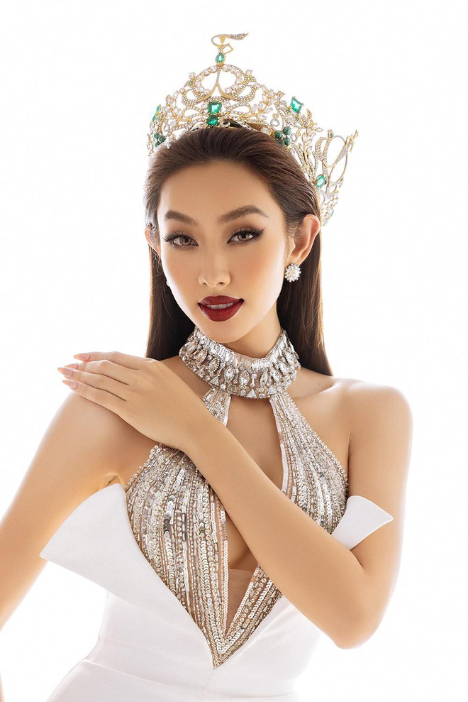 Thuỳ Ti&ecirc;n diện thiết kế kho&eacute;t v&ograve;ng 1 n&oacute;ng bỏng trong bộ ảnh kỷ niệm 6 th&aacute;ng đăng quang Miss Grand - Ảnh 5.