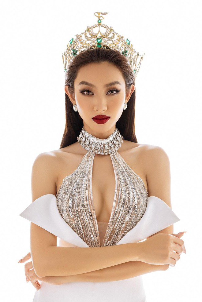 Thuỳ Ti&ecirc;n diện thiết kế kho&eacute;t v&ograve;ng 1 n&oacute;ng bỏng trong bộ ảnh kỷ niệm 6 th&aacute;ng đăng quang Miss Grand - Ảnh 6.