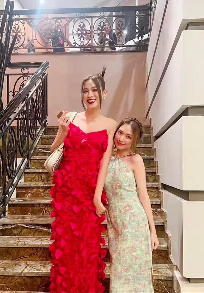 Hòa Minzy tự "dìm" chiều cao khi đứng cạnh Hoa hậu Đỗ Thị Hà - Ảnh 2.