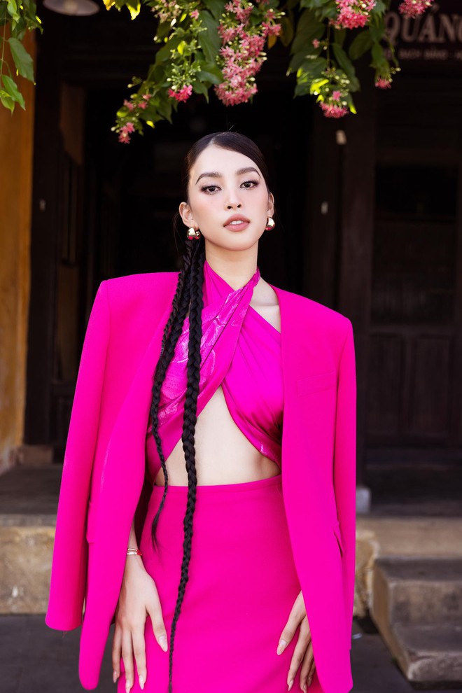 Tiểu Vy - Đỗ Thị H&agrave; v&agrave; d&agrave;n mỹ nh&acirc;n c&ugrave;ng diện sắc hồng rực rỡ, đọ nhan sắc n&oacute;ng bỏng tr&ecirc;n thảm đỏ - Ảnh 1.