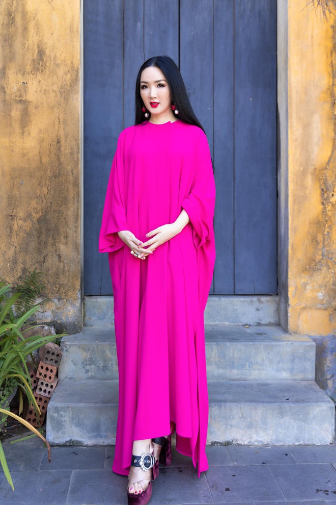 Tiểu Vy - Đỗ Thị H&agrave; v&agrave; d&agrave;n mỹ nh&acirc;n c&ugrave;ng diện sắc hồng rực rỡ, đọ nhan sắc n&oacute;ng bỏng tr&ecirc;n thảm đỏ - Ảnh 8.