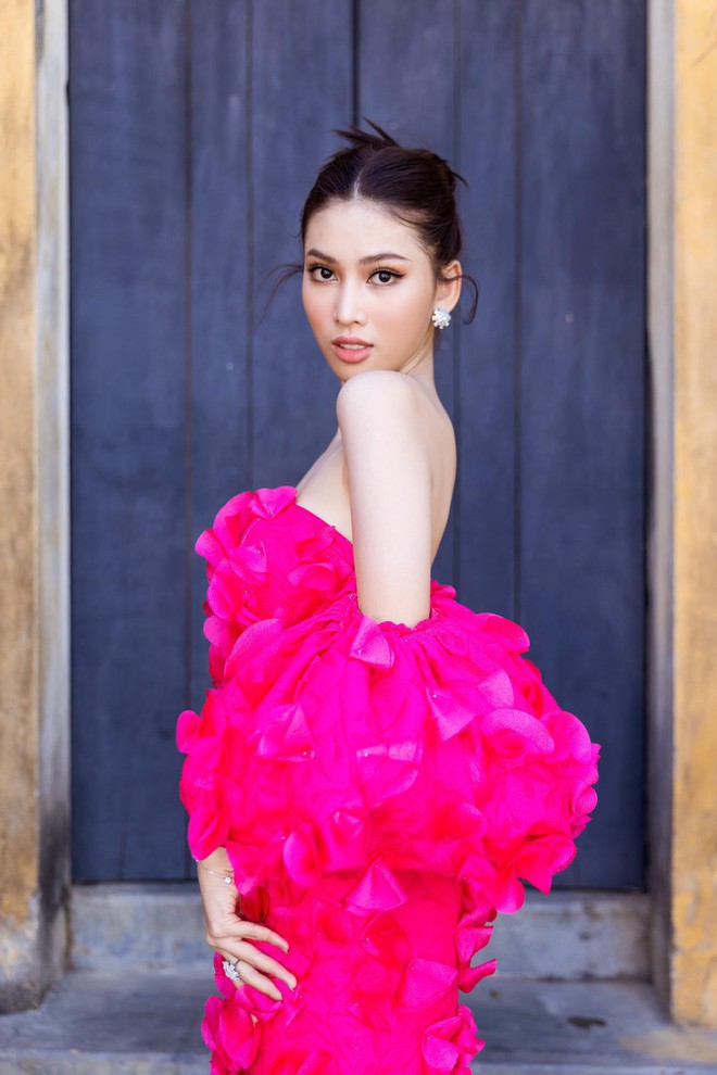 Tiểu Vy - Đỗ Thị H&agrave; v&agrave; d&agrave;n mỹ nh&acirc;n c&ugrave;ng diện sắc hồng rực rỡ, đọ nhan sắc n&oacute;ng bỏng tr&ecirc;n thảm đỏ - Ảnh 10.