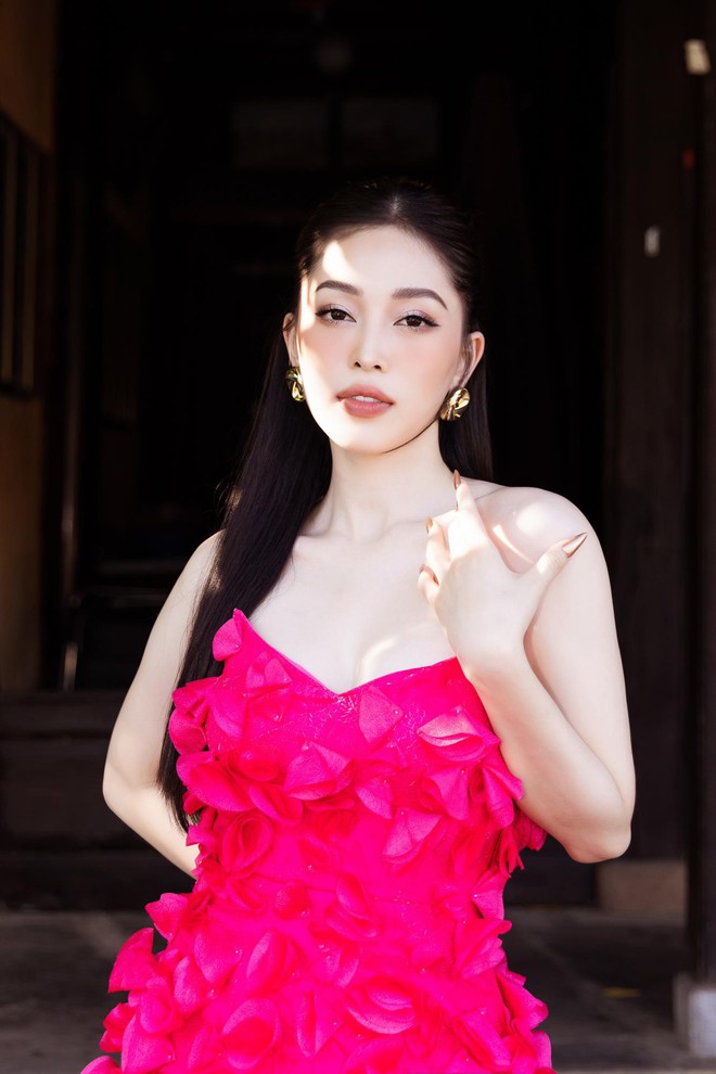 Tiểu Vy - Đỗ Thị H&agrave; v&agrave; d&agrave;n mỹ nh&acirc;n c&ugrave;ng diện sắc hồng rực rỡ, đọ nhan sắc n&oacute;ng bỏng tr&ecirc;n thảm đỏ - Ảnh 13.