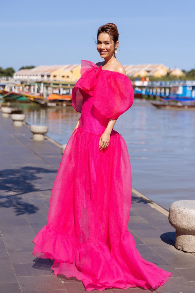 Tiểu Vy - Đỗ Thị H&agrave; v&agrave; d&agrave;n mỹ nh&acirc;n c&ugrave;ng diện sắc hồng rực rỡ, đọ nhan sắc n&oacute;ng bỏng tr&ecirc;n thảm đỏ - Ảnh 4.