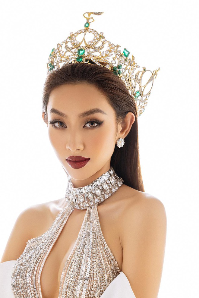 Thuỳ Ti&ecirc;n diện thiết kế kho&eacute;t v&ograve;ng 1 n&oacute;ng bỏng trong bộ ảnh kỷ niệm 6 th&aacute;ng đăng quang Miss Grand - Ảnh 7.